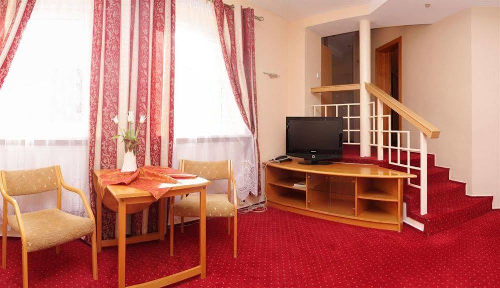 Hotel Wiktoria 스클라르스카포렘바 외부 사진
